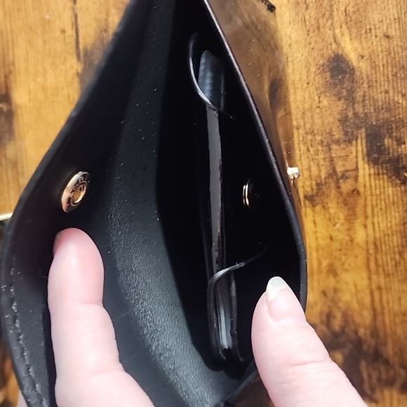 Sophisticated Black Croc-Embossed Shoulder Bag - Picture 5 of 7